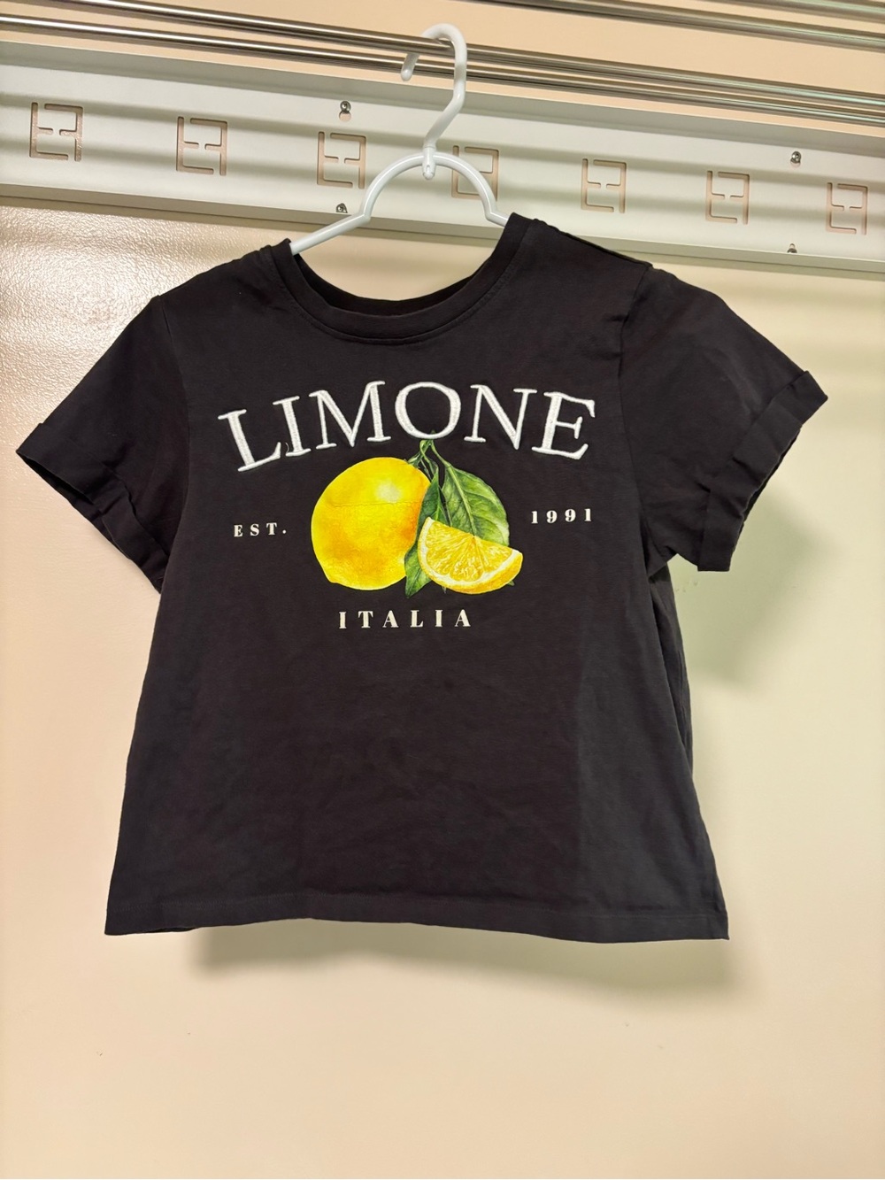 Limone Italia Black Crop T-Shirt with Lemon Graphic